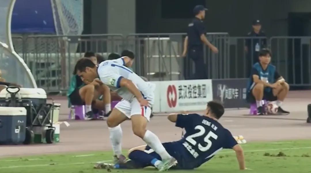 晚上7点！足协官宣，申花队特谢拉逃红牌，对阵泰山队不停赛